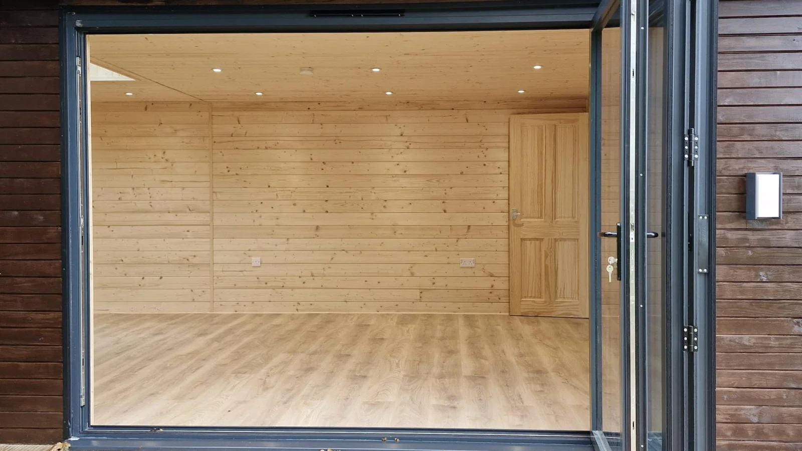 Bespoke Warwickshire garden gym with rubber flooring and a squat rack
